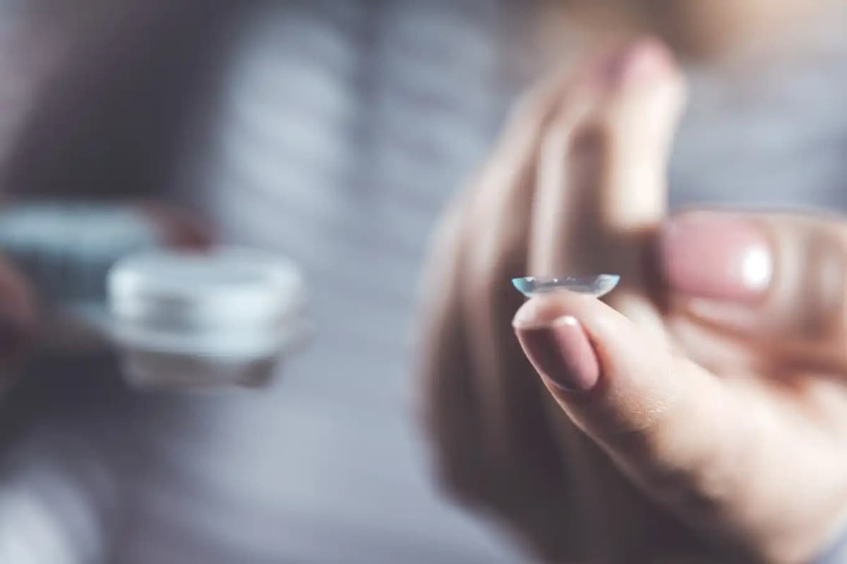 Jakie zasady higieny wiążą się z noszeniem soczewek kontaktowych? - zdjęcie 1
